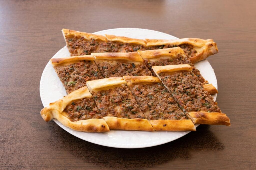 Brik tunisien croustillant traditionnel préparé selon la méthode authentique