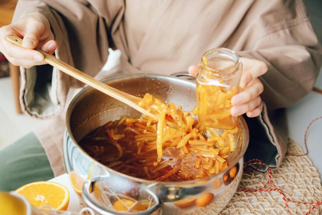 Tajine marocain végétarien traditionnel préparé selon la méthode authentique