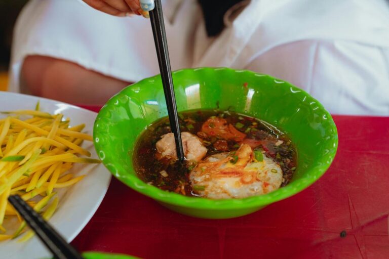 Chorba Tunisienne Épicée : Un Voyage Culinaire Audacieux