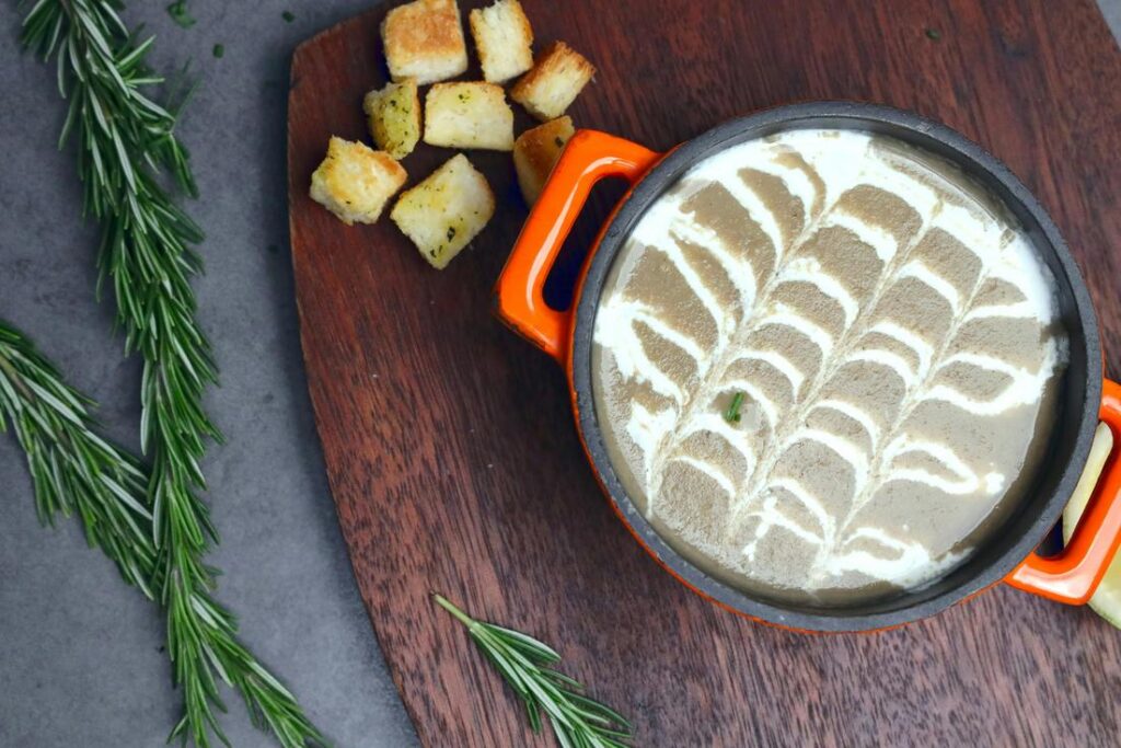 Kafteji tunisien de légumes traditionnel préparé selon la méthode authentique